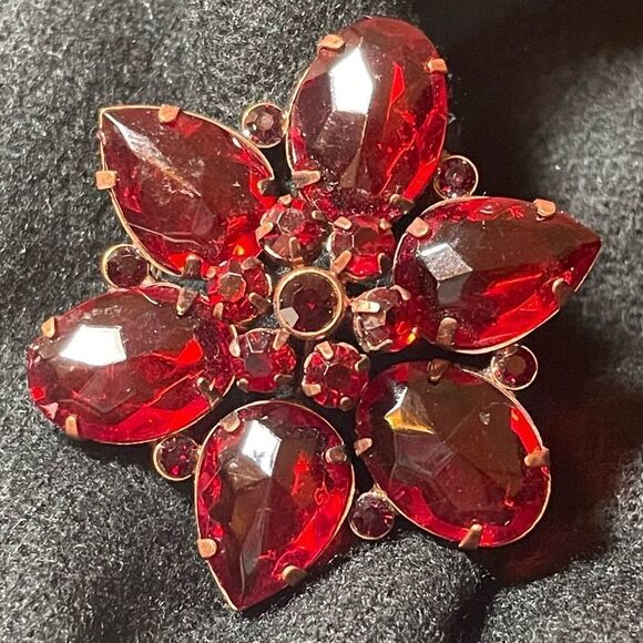 Vintage copper and faux ruby flower brooch - Picture 4 of 5